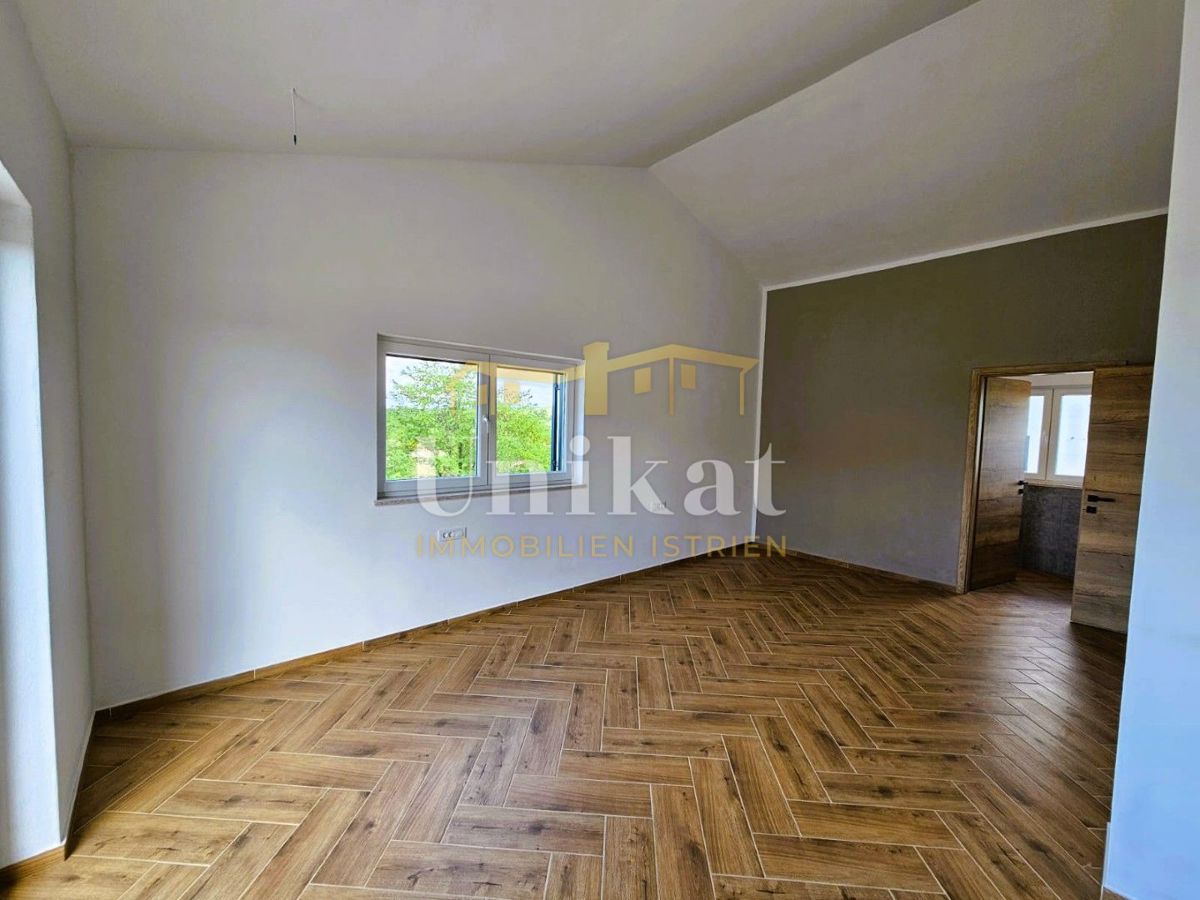 Novogradnja: hiša s 3 spalnicami in bazenom - pogled na morje